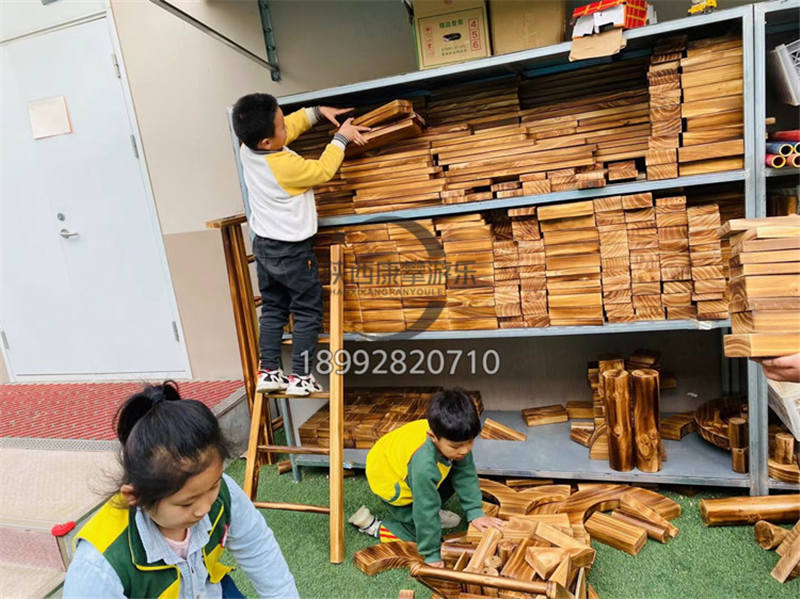 幼儿园户外建构碳化积木