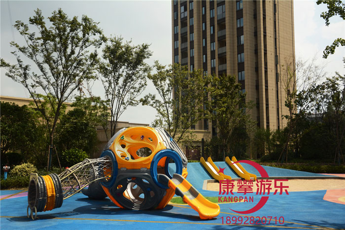 户外滑梯