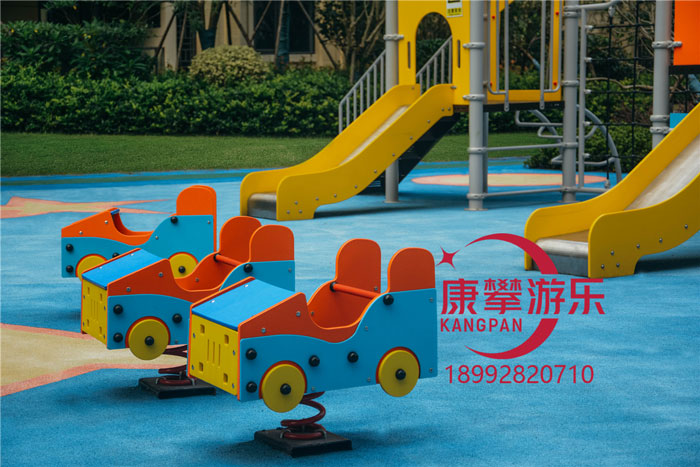 幼儿园户外滑梯