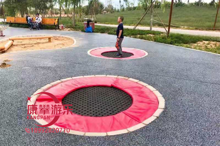蹦床