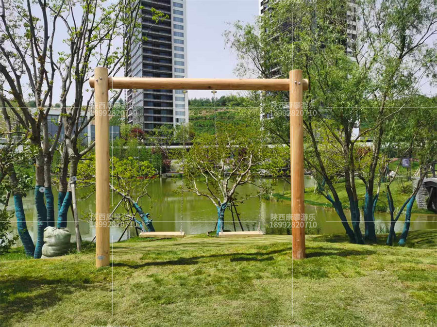 西安雁塔区某小区木质秋