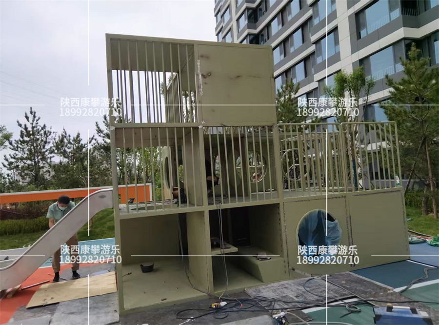 陕西榆林某小区非标儿童游乐设施安装现场 陕西榆林某小区非标儿童游乐设施安装现场