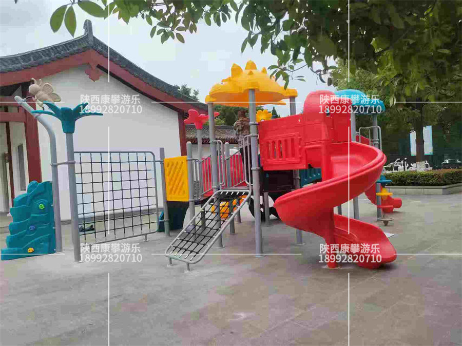 塑料滑梯
